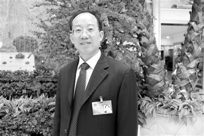圖為全國人大代表、廣西壯族自治區(qū)林業(yè)廳廳長、黨組書記陳秋華。